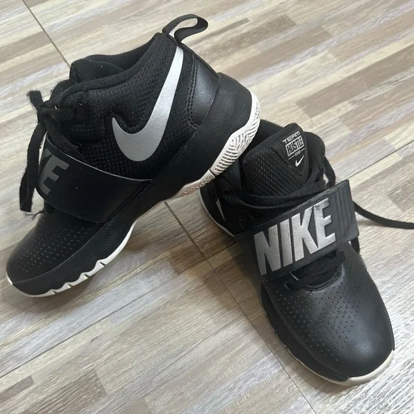 Nike Team Hustle D8 Black Basketball Shoes, Size 6Y - Picture 1 of 15